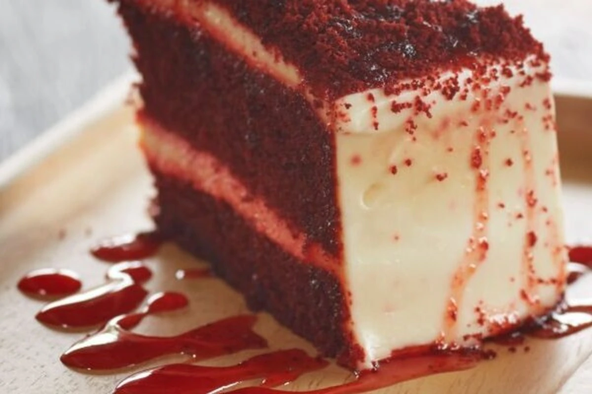 Red velvet cake with dates