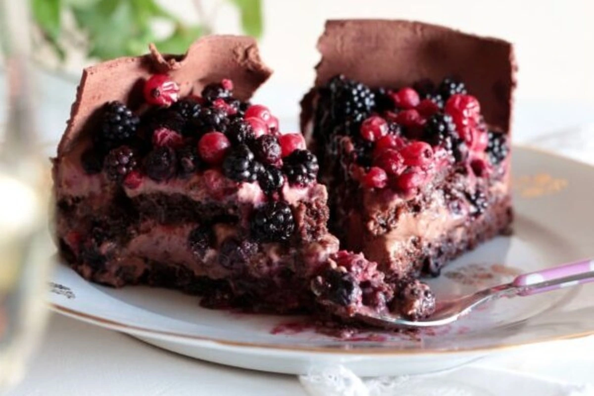 Red velvet cake with dried fruits